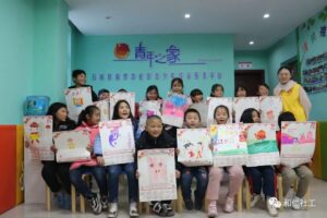 铜锣湾青年之家开展“迎新春·庆元旦”挂历DIY活动，让我们一起用画笔勾画新的一年吧！