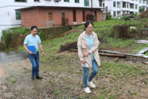 和仁社工通过实地走访开展儿童收养评估工作