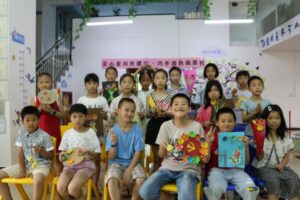 东城儿童服务站开展“童心童画庆建党·巧手添色画蛋托”活动