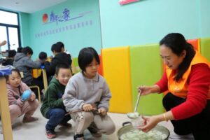 石城县铜锣湾易地扶贫搬迁安置社区青年之家开展“食饺庆冬至”活动。冬至将至,一起吃碗热气腾腾的饺子吧!