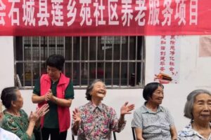 一群老人和一群红马甲的故事~~~~~~