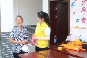 【百善扶老】和仁社工前往小松镇耸岗村开展“情暖夕阳·送爱入户”活动