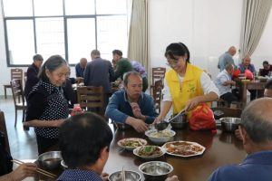 石城县开展“巾帼挽霞·情暖夕阳”助老扶老活动