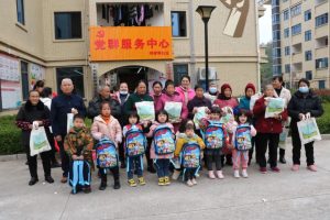 寒冬传温暖,红色耀社区|琴江镇:一老一小携手行,同心共绘中国红