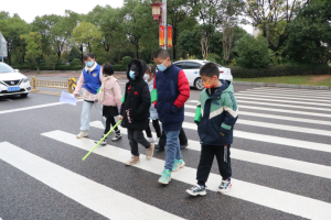 巾帼护航·守护未来|和仁社工开展“让爱来·让碍走”主题活动