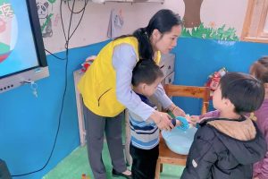 社工站动态|小松镇社工站开展“护航未来·平安成长”儿童保护活动