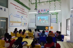 东城壹基金儿童服务站/童心港湾开展“看红色经典·抒爱国情怀”活动