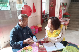 珠坑乡社工站开展“政策宣传进村庄·惠民救助暖人心”社会救助政策宣传活动