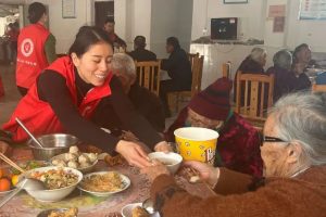 “寒冬送暖孝老情·百善扶老新春行”—我们走进洋地敬老院陪老人一起过元旦