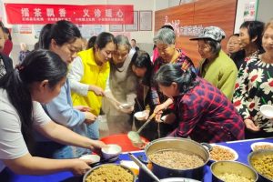 擂茶飘香·义诊暖心|小松镇民政服务站在客家缘居家养老服务站开展社区活动