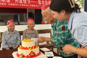 情系长者·乐享中秋|丰山乡民政服务站前往敬老院开展中秋敬老活动