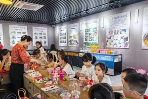 爱·树自信|石城县和仁社工妇委会开展灯彩制作非遗研学活动