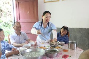 情暖中秋·与爱同行|珠坑乡民政服务站前往敬老院开展中秋活动