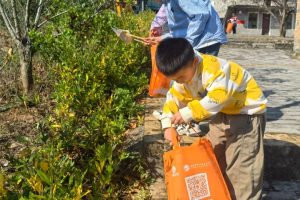 【品牌项目进展】小松镇民政服务站开展“红色古村·绿色足迹”大地美容活动