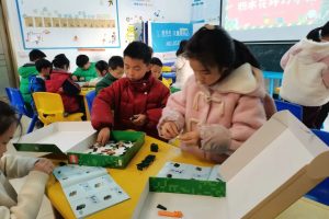 儿童服务站|创意环保行·积木花环编织绿色梦想