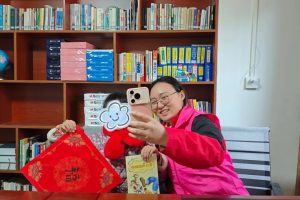 把爱带回家 同心护成长丨石城县开展“儿童巧手迎新春 福字窗花添年味”爱心妈妈暖冬关爱服务活动