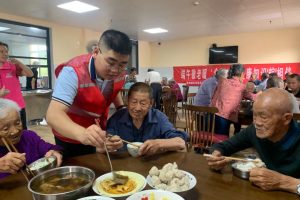 高田镇开展“端午敬老暖’食’光 · 健康知识’粽’相伴”老人关爱活动
