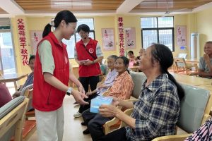 【一老一小】银龄慧学一夏|防暑安居公益行动走进小松镇莲乡苑