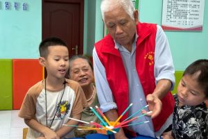 童心未泯,银发不老|这场桌游局让快乐 “双向奔赴”
