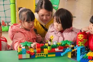 东城儿童服务站|小手拼出大未来：石城百名儿童用乐高为蜜蜂“安家”