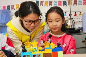 东城儿童服务站|看石城这群“小小创变家”，如何用乐高为蜜蜂搭建新家！