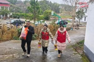 寒冬送暖迎新春·真情关怀暖民心–石城县民政服务站开展春节走访慰问活动